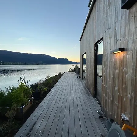 别墅 Modern House By The Fjord In Sandane, Nordfjord. 桑讷